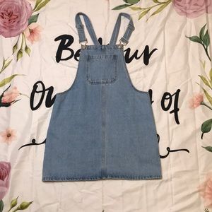 Hi, I’m selling a overalls to anyone interested.
